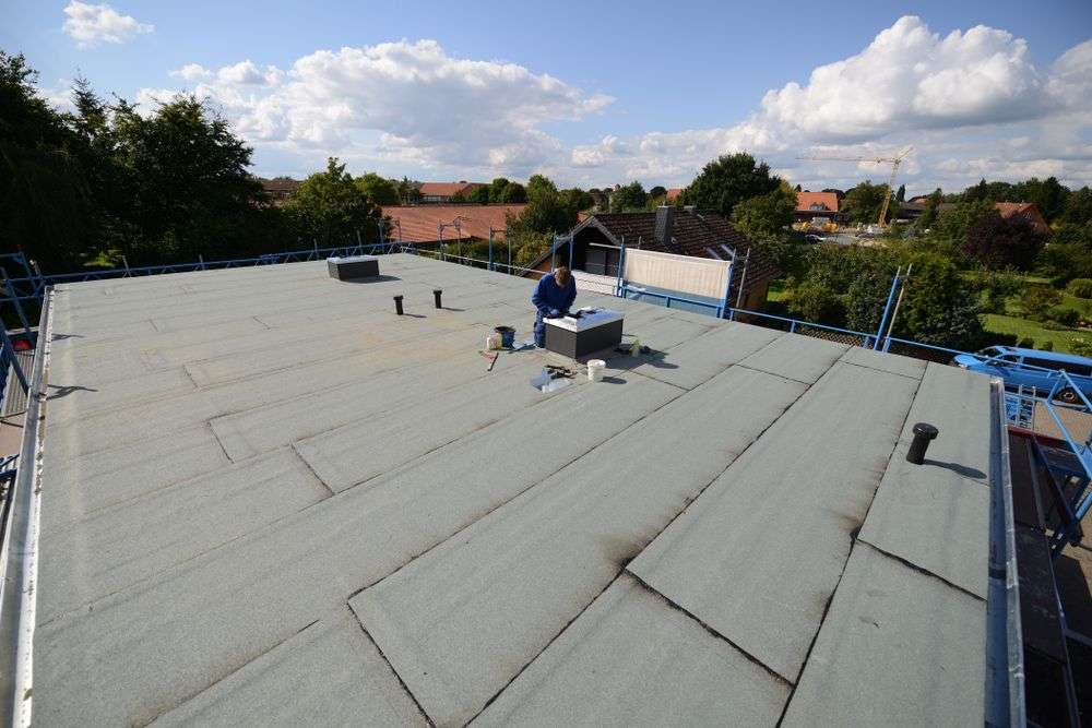 Groot bitumen dak opnieuw gebrand